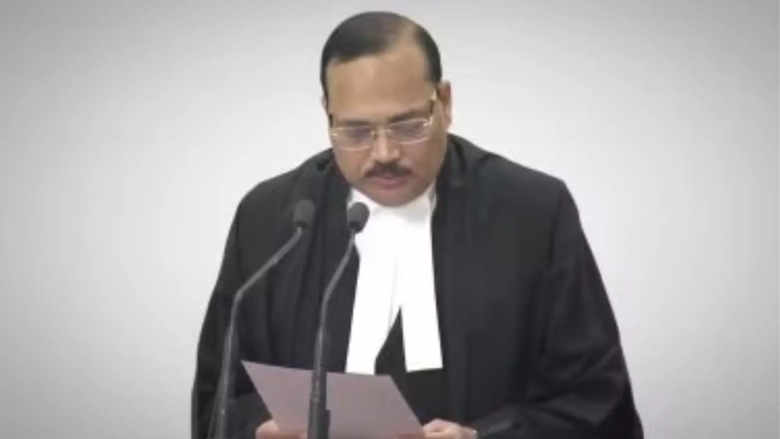 సీజేఐగా జస్టిస్ సూర్యకాంత్ ప్రమాణ స్వీకారం సీజేఐగా జస్టిస్ సూర్యకాంత్ ప్రమాణ స్వీకారం