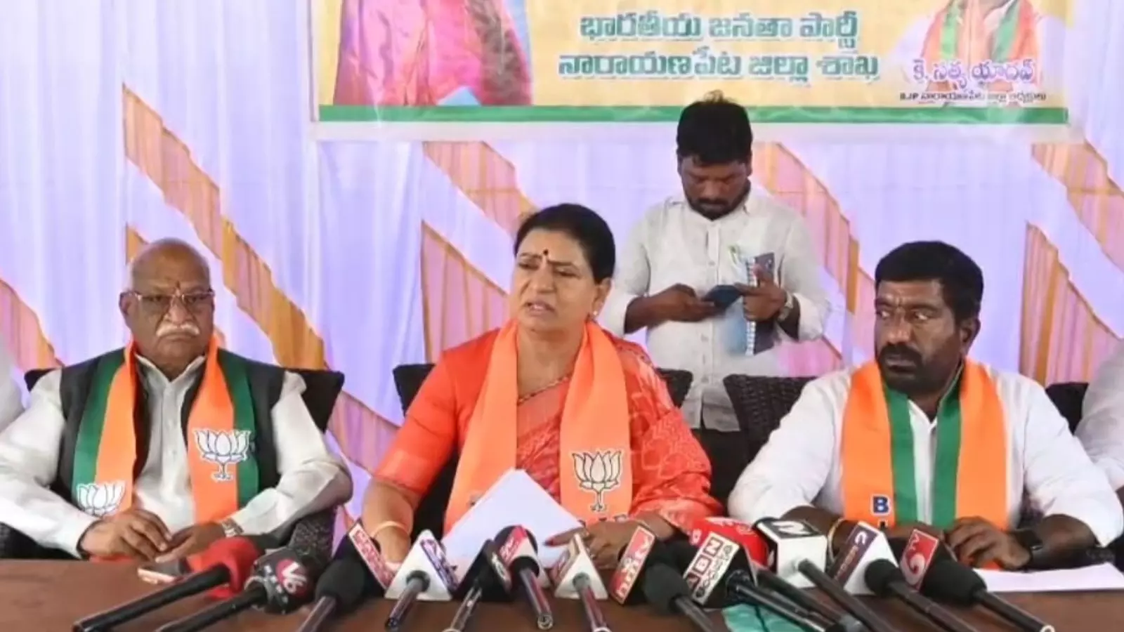 member of parliament dk aruna expressed her anger over the congress governments attitude member of parliament dk aruna expressed her anger over the congress governments attitude
