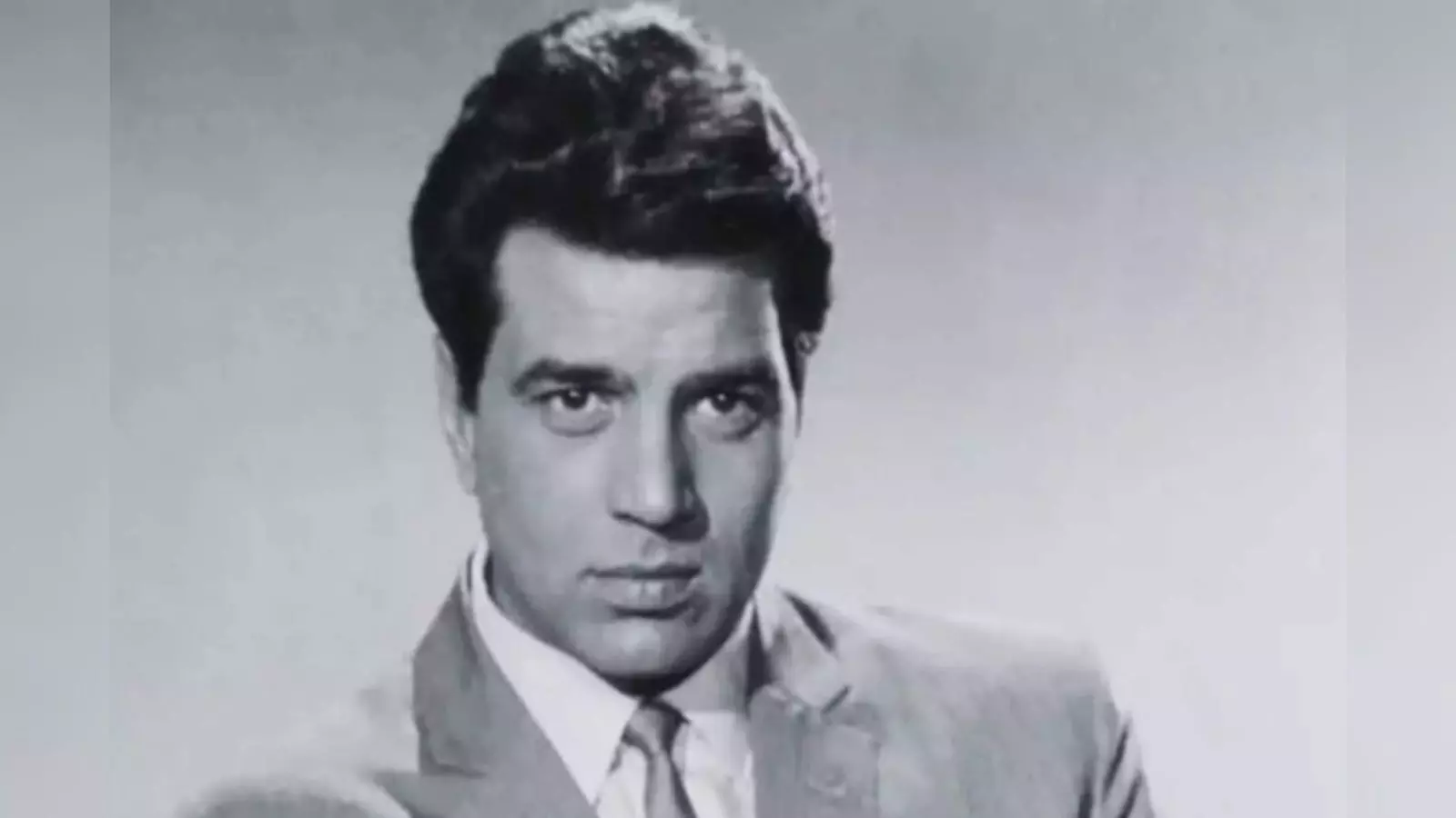 బాలీవుడ్ నటుడు ధర్మేంద్ర కన్నుమూత