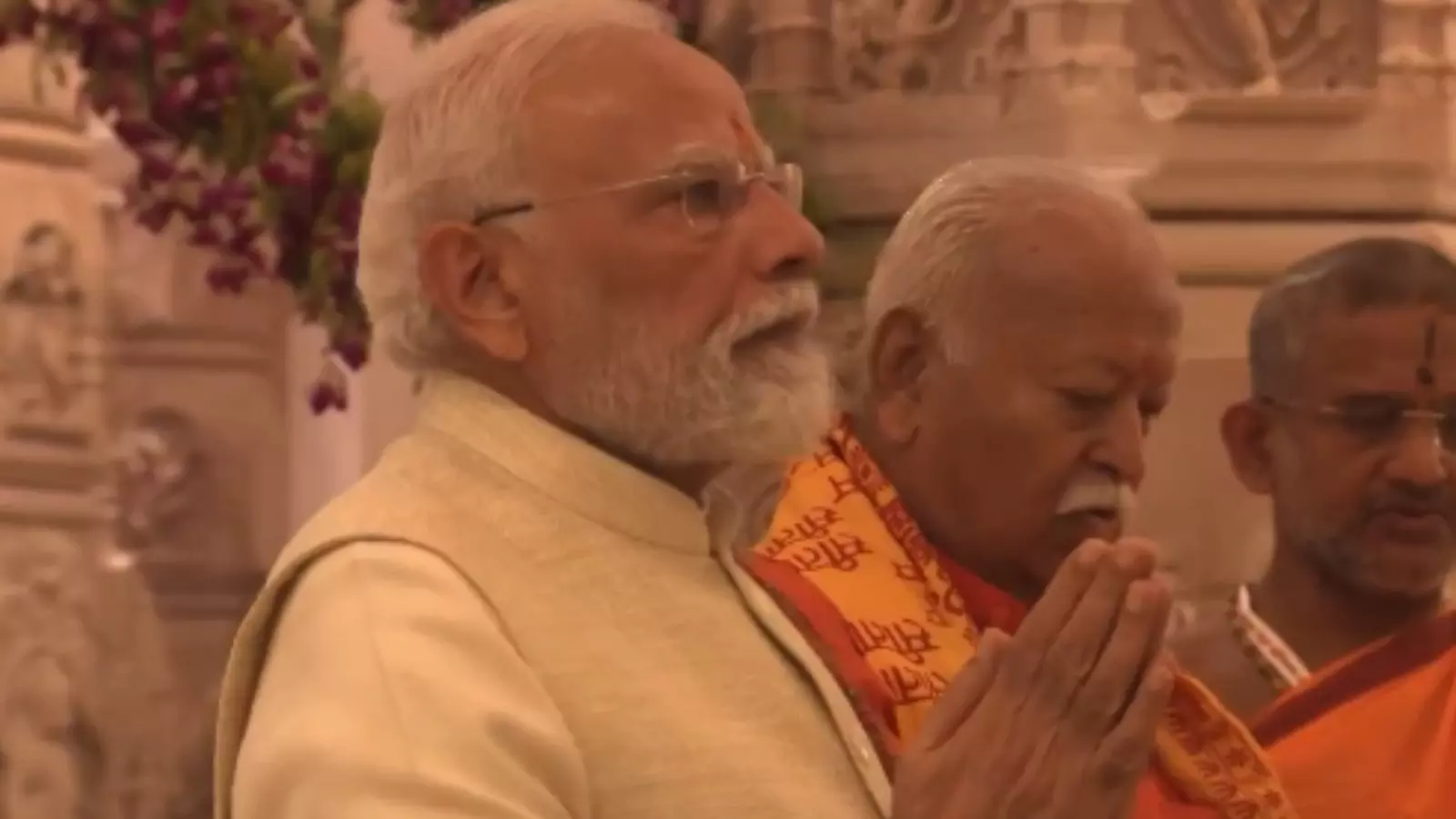 Narendra Modi : అయోధ్య మందిరంలో మోదీ Narendra Modi : అయోధ్య మందిరంలో మోదీ