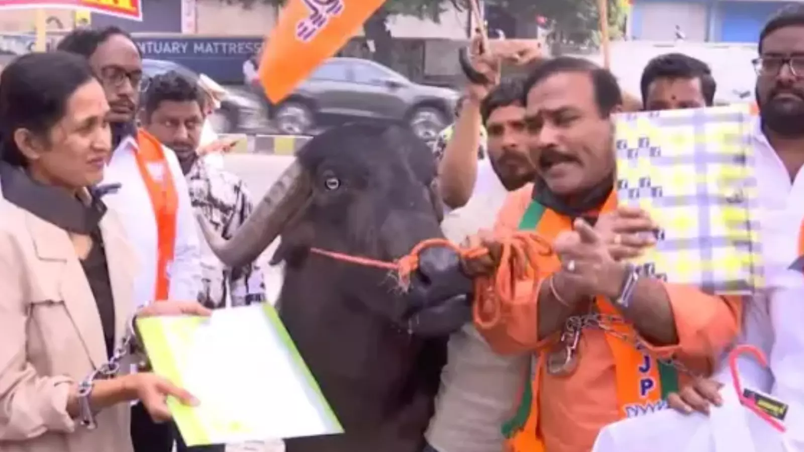 Hyderabad : జీహెచ్ఎంసీ కౌన్సిల్ కార్యాలయం ఎదుట ఉద్రిక్తత Hyderabad : జీహెచ్ఎంసీ కౌన్సిల్ కార్యాలయం ఎదుట ఉద్రిక్తత