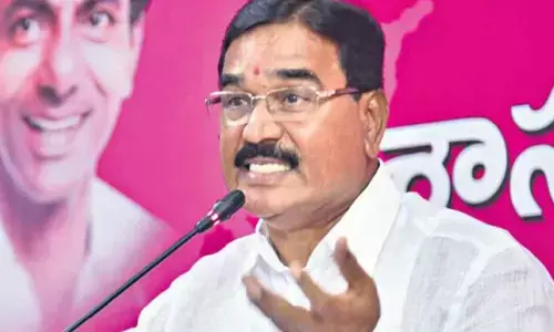 ex minister niranjan reddy lashed out at mlc kalvakuntla kavitha