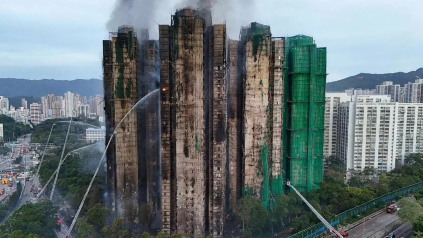 హాంకాంగ్ లో తీవ్ర విషాదం.. మృతుల సంఖ్య పెరిగే అవకాశం హాంకాంగ్ లో తీవ్ర విషాదం.. మృతుల సంఖ్య పెరిగే అవకాశం