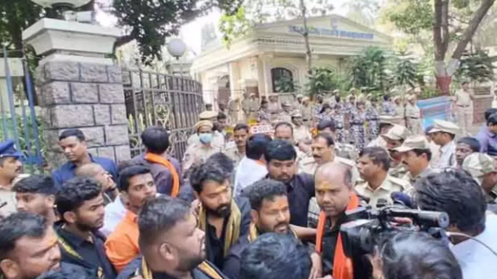 Hyderabad : డీజీపీ కార్యాలయాన్ని ముట్టడించిన అయ్యప్పలు Hyderabad : డీజీపీ కార్యాలయాన్ని ముట్టడించిన అయ్యప్పలు