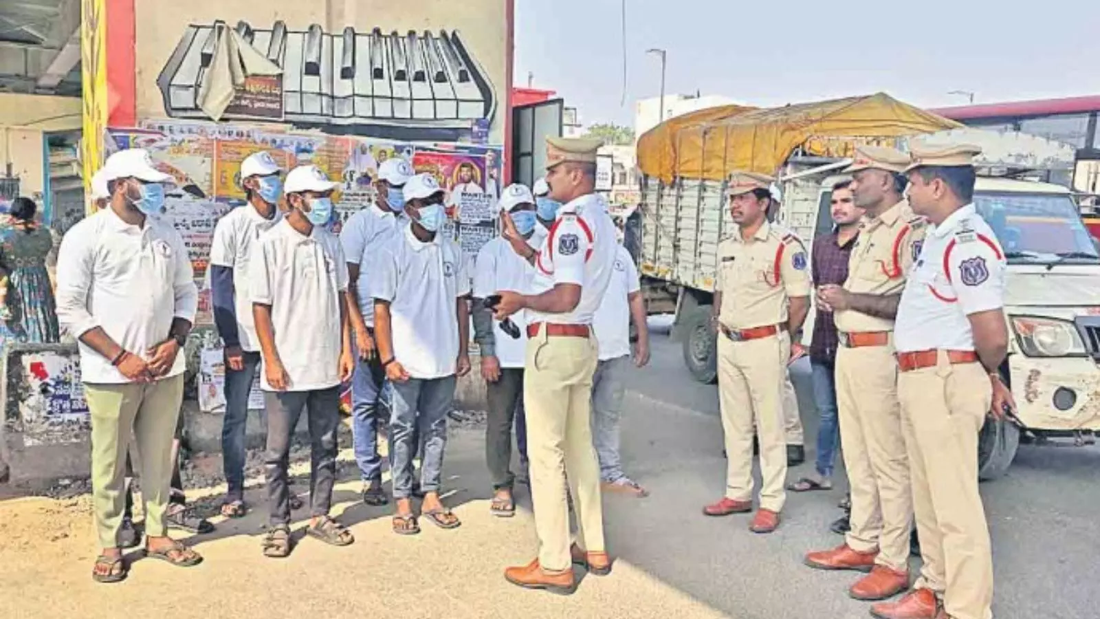 ట్రాఫిక్ నియంత్రణలో రౌడీ షీటర్లు ట్రాఫిక్ నియంత్రణలో రౌడీ షీటర్లు