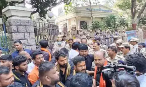 Hyderabad : డీజీపీ కార్యాలయాన్ని ముట్టడించిన అయ్యప్పలు