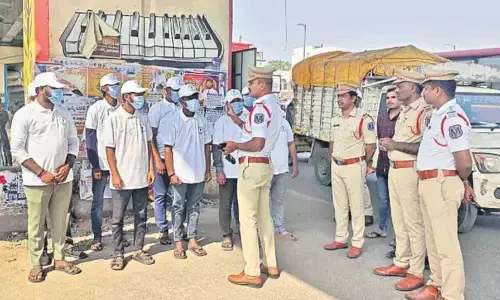 ట్రాఫిక్ నియంత్రణలో రౌడీ షీటర్లు