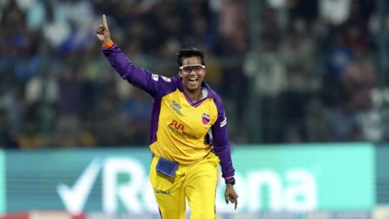 దీప్తి శర్మ 3 కోట్ల 20 లక్షలు దీప్తి శర్మ 3 కోట్ల 20 లక్షలు