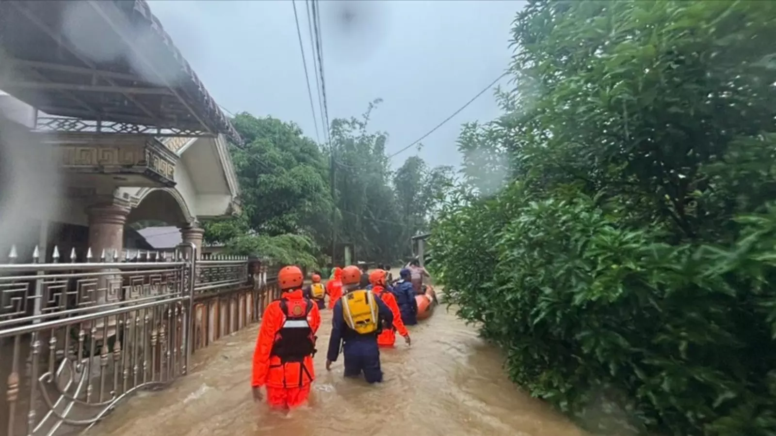 hundreds of people died as a result of cyclone ditva, which struck the coast of sri Lanka