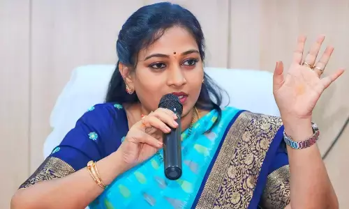 Andhra Pradesh : దిత్వా తుపానుపై హోంమంత్రి అనిత సమీక్ష