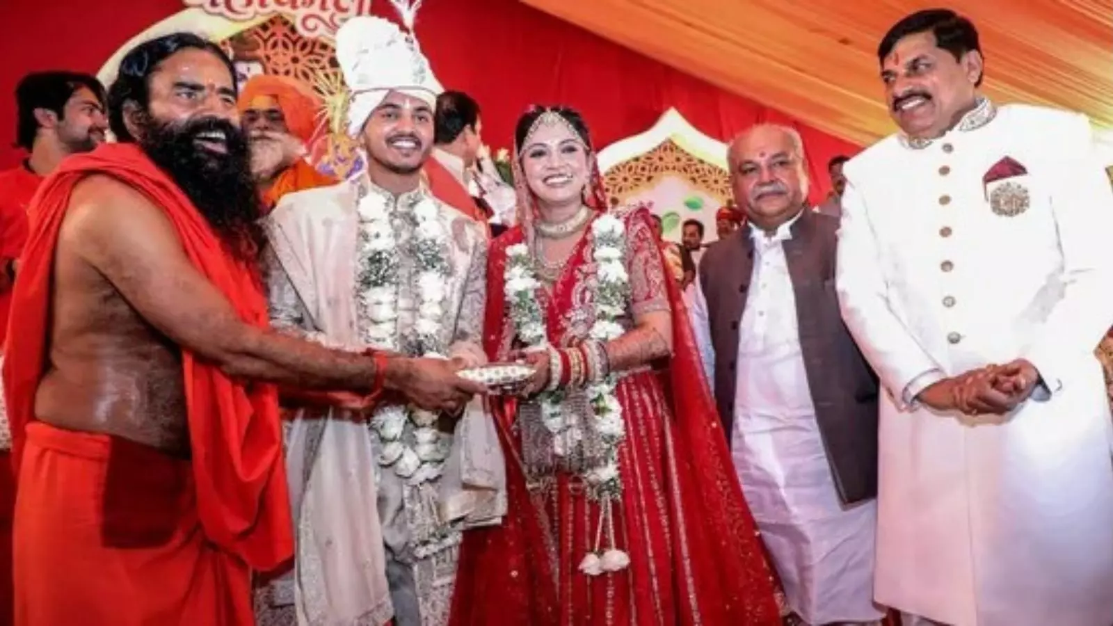 సామూహిక వివాహ వేడుకలో తాళి కట్టిన సీఎం కొడుకు సామూహిక వివాహ వేడుకలో తాళి కట్టిన సీఎం కొడుకు