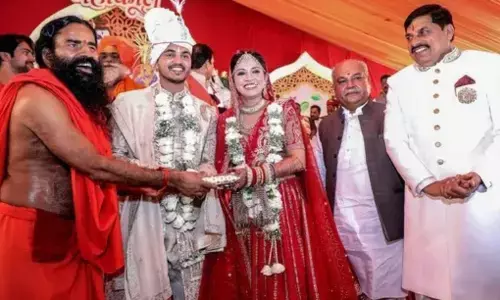 సామూహిక వివాహ వేడుకలో తాళి కట్టిన సీఎం కొడుకు