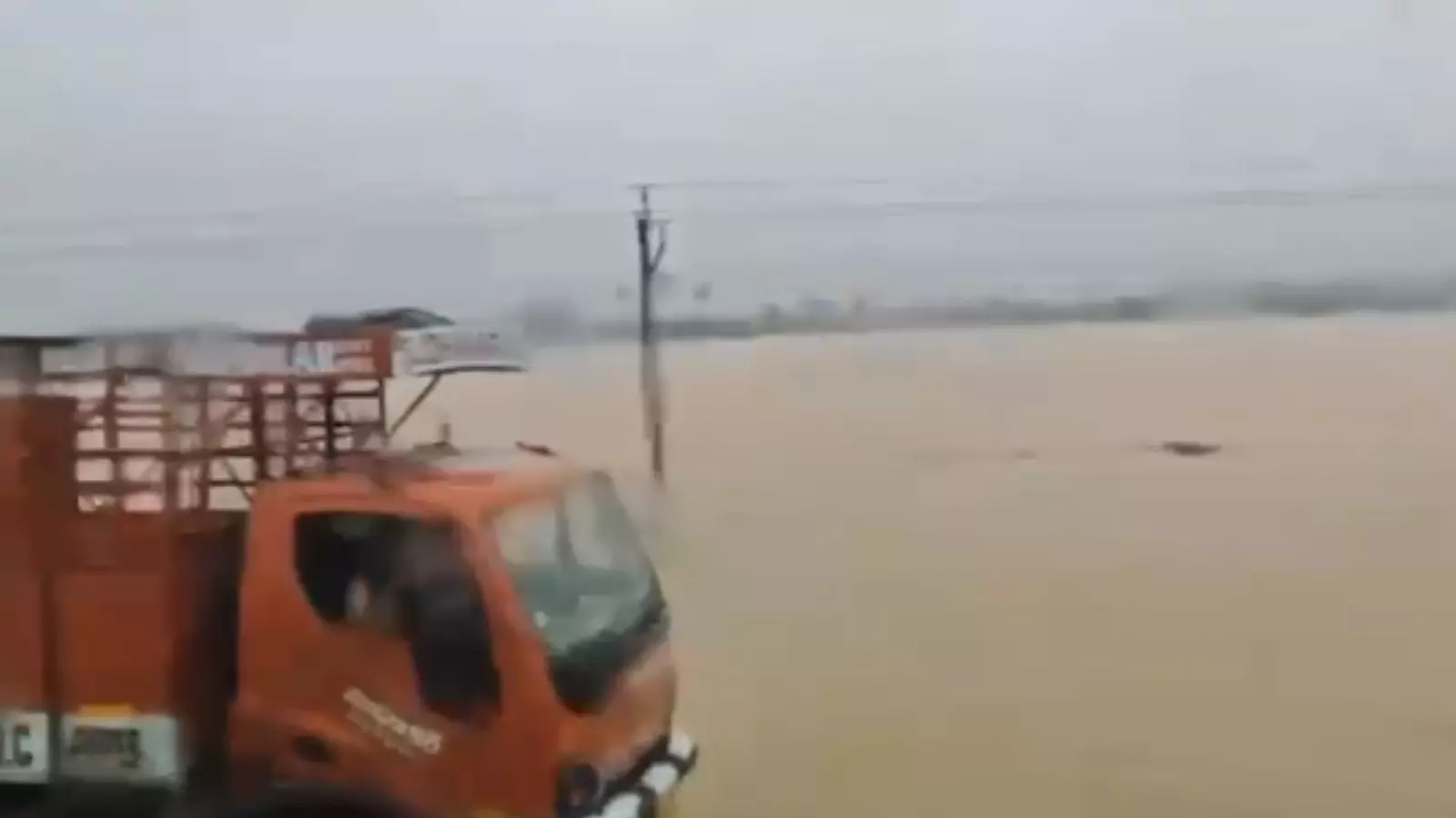 నెల్లూరుకు వెళ్లే వారికి హై అలెర్ట్.. వెళ్లొద్దండీ నెల్లూరుకు వెళ్లే వారికి హై అలెర్ట్.. వెళ్లొద్దండీ