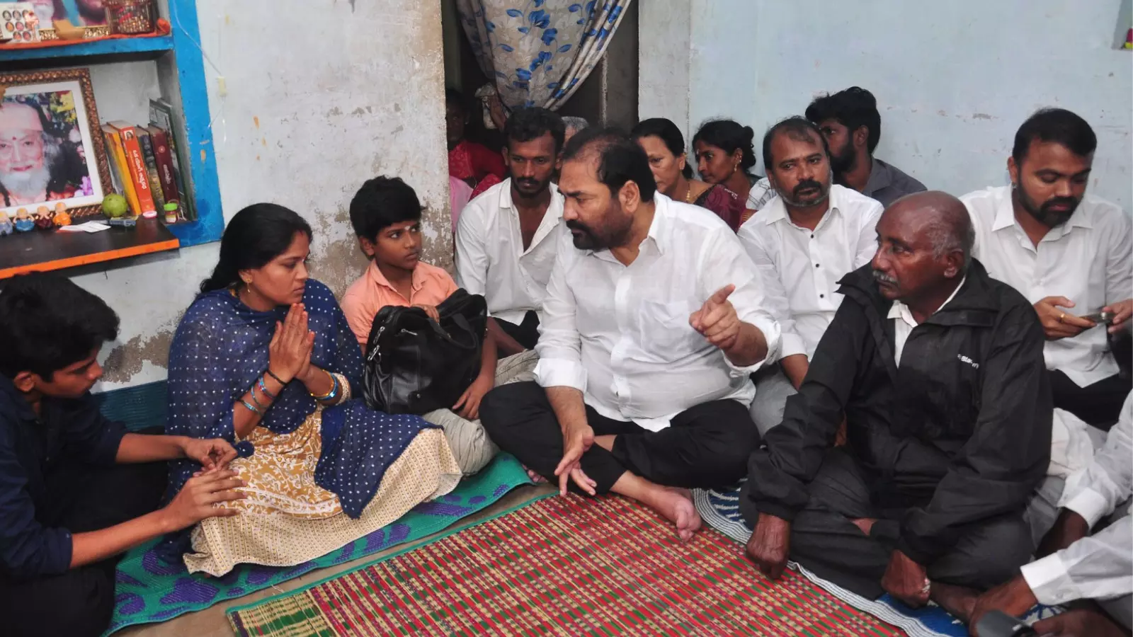 Kotam redddy : పెంచలయ్య కుటుంబానికి పది లక్షల ఆర్థిక సాయం Kotam redddy : పెంచలయ్య కుటుంబానికి పది లక్షల ఆర్థిక సాయం