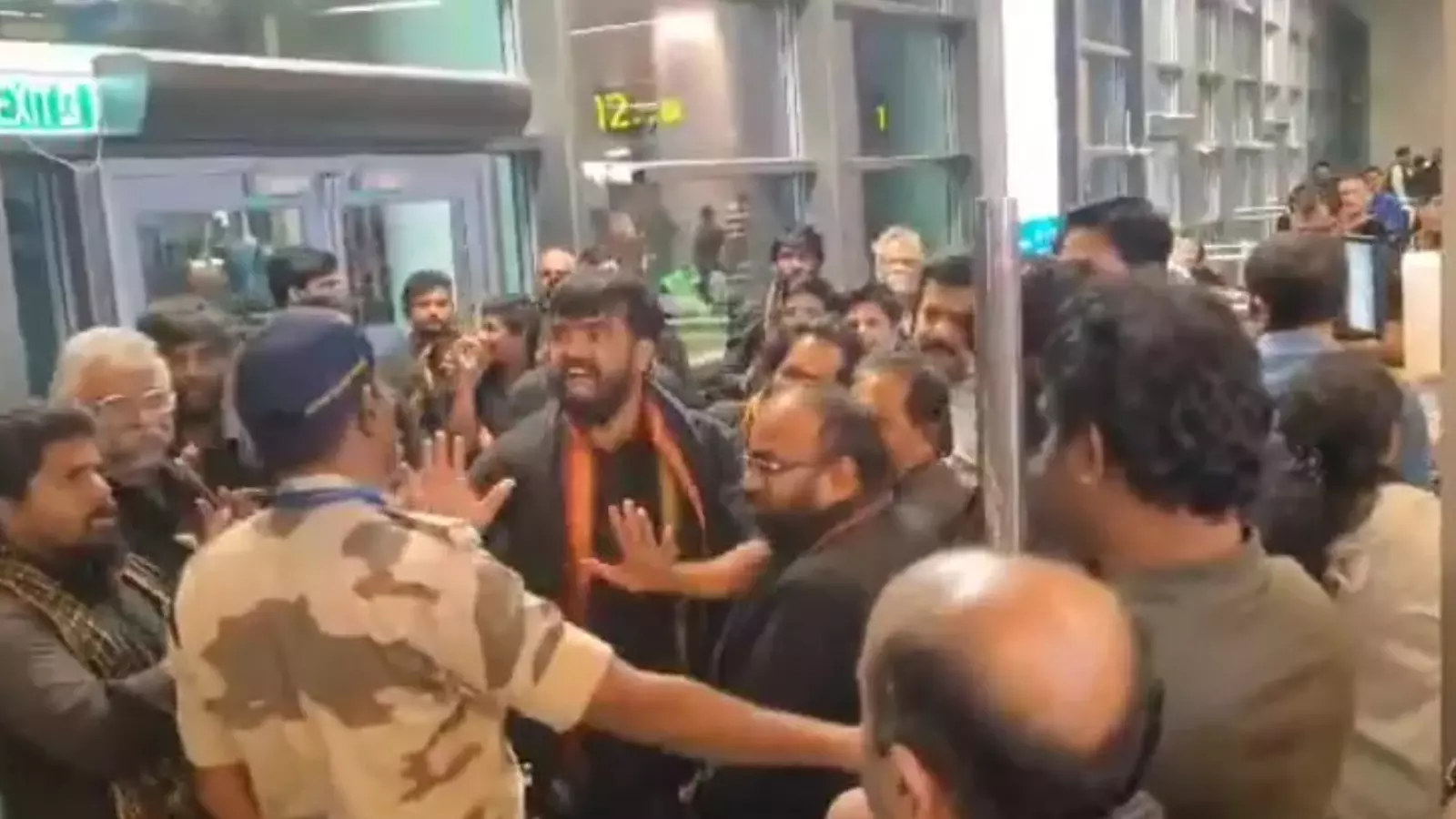 Hyderabad : శంషాబాద్ ఎయిర్ పోర్టులో శరణు ఘోష