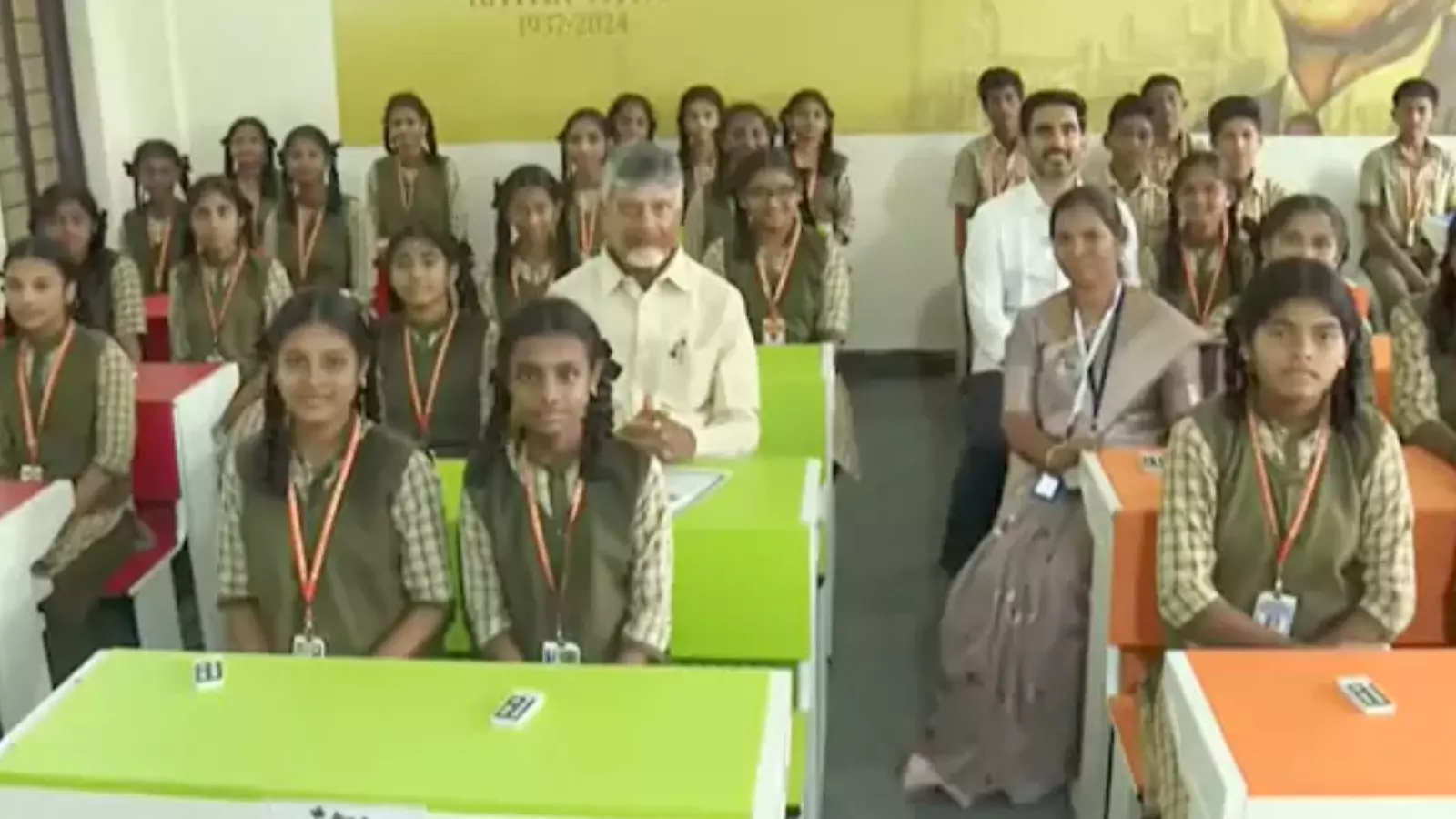 మోడల్ స్కూల్ లో ముఖ్యమంత్రి చంద్రబాబు