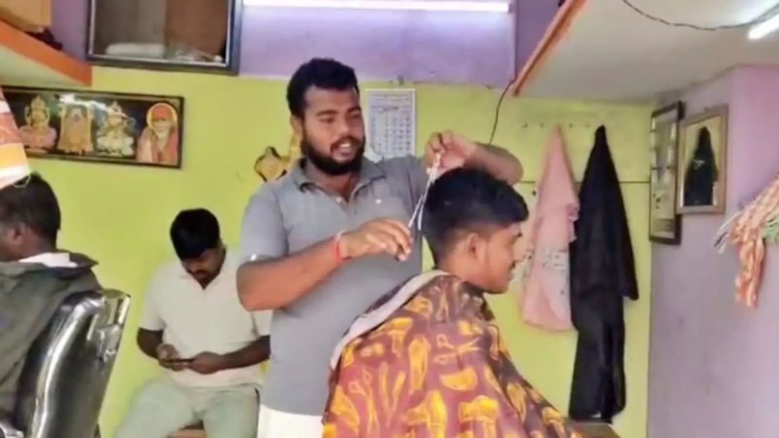 భార్యను గెలిపిస్తే కటింగ్, షేవింగ్ ఫ్రీ