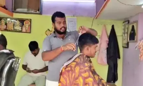 భార్యను గెలిపిస్తే కటింగ్, షేవింగ్ ఫ్రీ