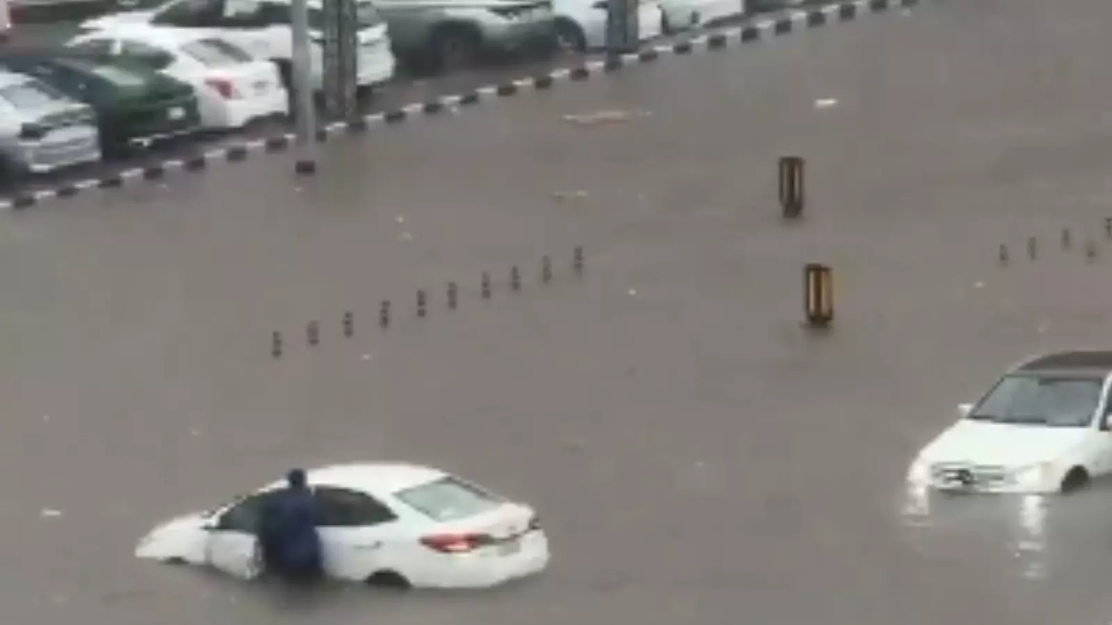 untimely rain causes hardship for people in saudi arabia