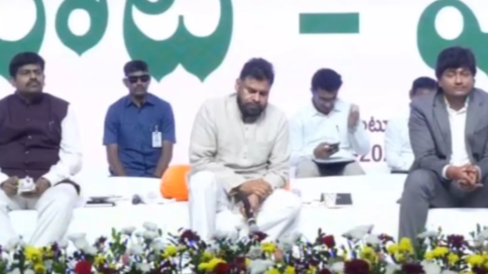 ఉద్యోగులతో పవన్ మాటా మంతీ ఉద్యోగులతో పవన్ మాటా మంతీ