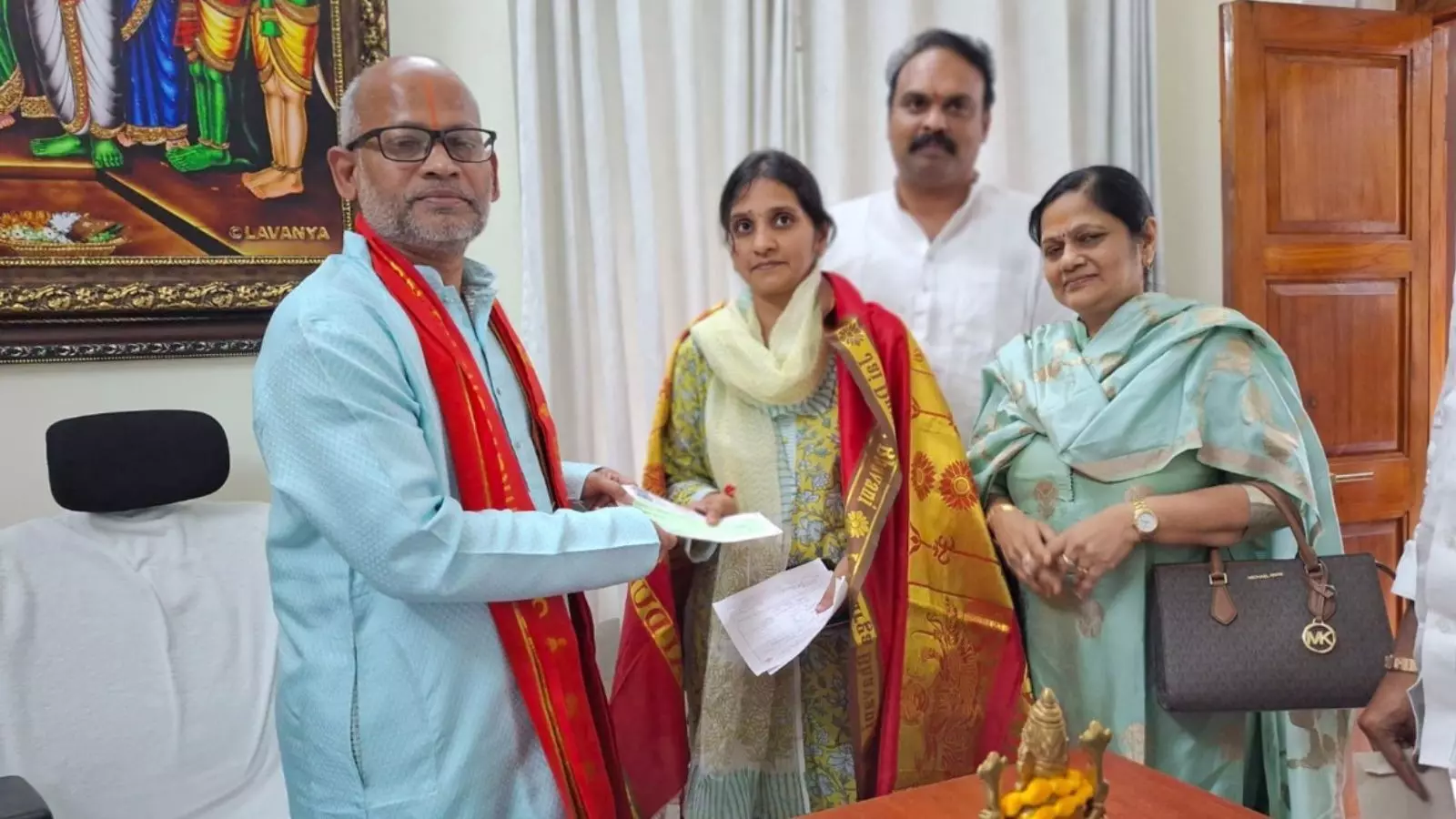 కోటి విరాళం ఇచ్చిన మహిళ కోటి విరాళం ఇచ్చిన మహిళ