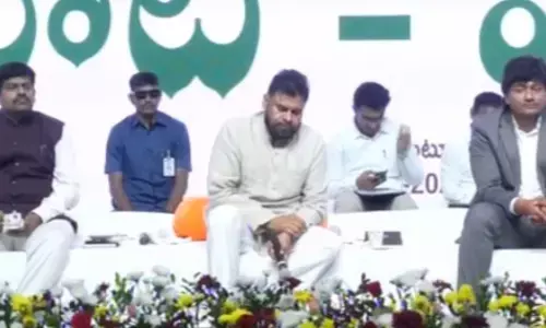 ఉద్యోగులతో పవన్ మాటా మంతీ ఉద్యోగులతో పవన్ మాటా మంతీ