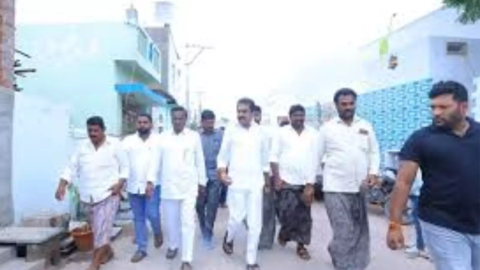 Pinnelli : కోర్టులో లొంగిపోయిన పిన్నెల్లి సోదరులు Pinnelli : కోర్టులో లొంగిపోయిన పిన్నెల్లి సోదరులు