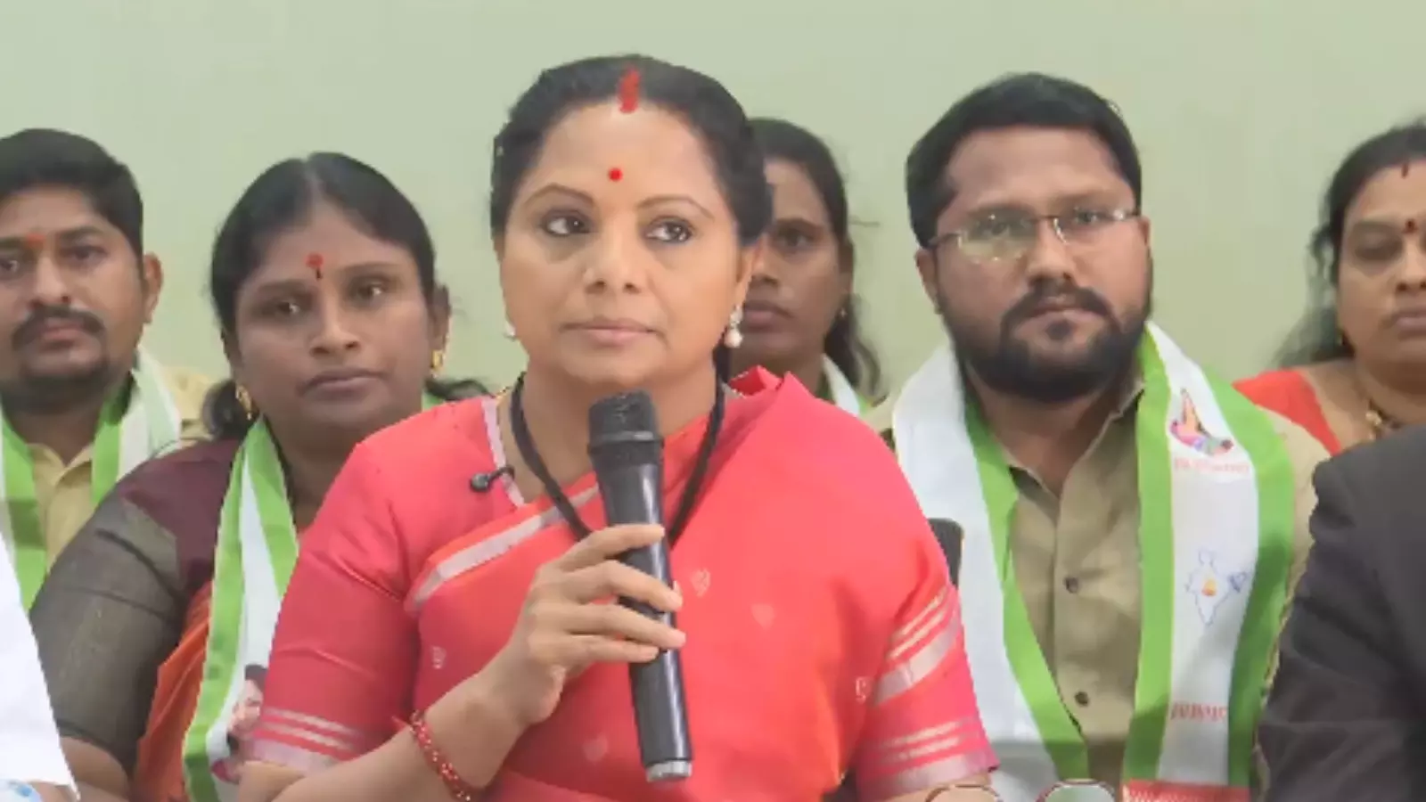 Kalvakuntla Kavitha : తోలు తీస్తా..బండారం బయటపెడతా.. కవిత మాస్ వార్నింగ్ Kalvakuntla Kavitha : తోలు తీస్తా..బండారం బయటపెడతా.. కవిత మాస్ వార్నింగ్