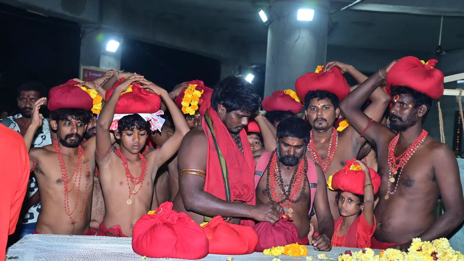 Vijayawada : ఇంద్రకీలాద్రికి పోటెత్తిన భక్తులు Vijayawada : ఇంద్రకీలాద్రికి పోటెత్తిన భక్తులు