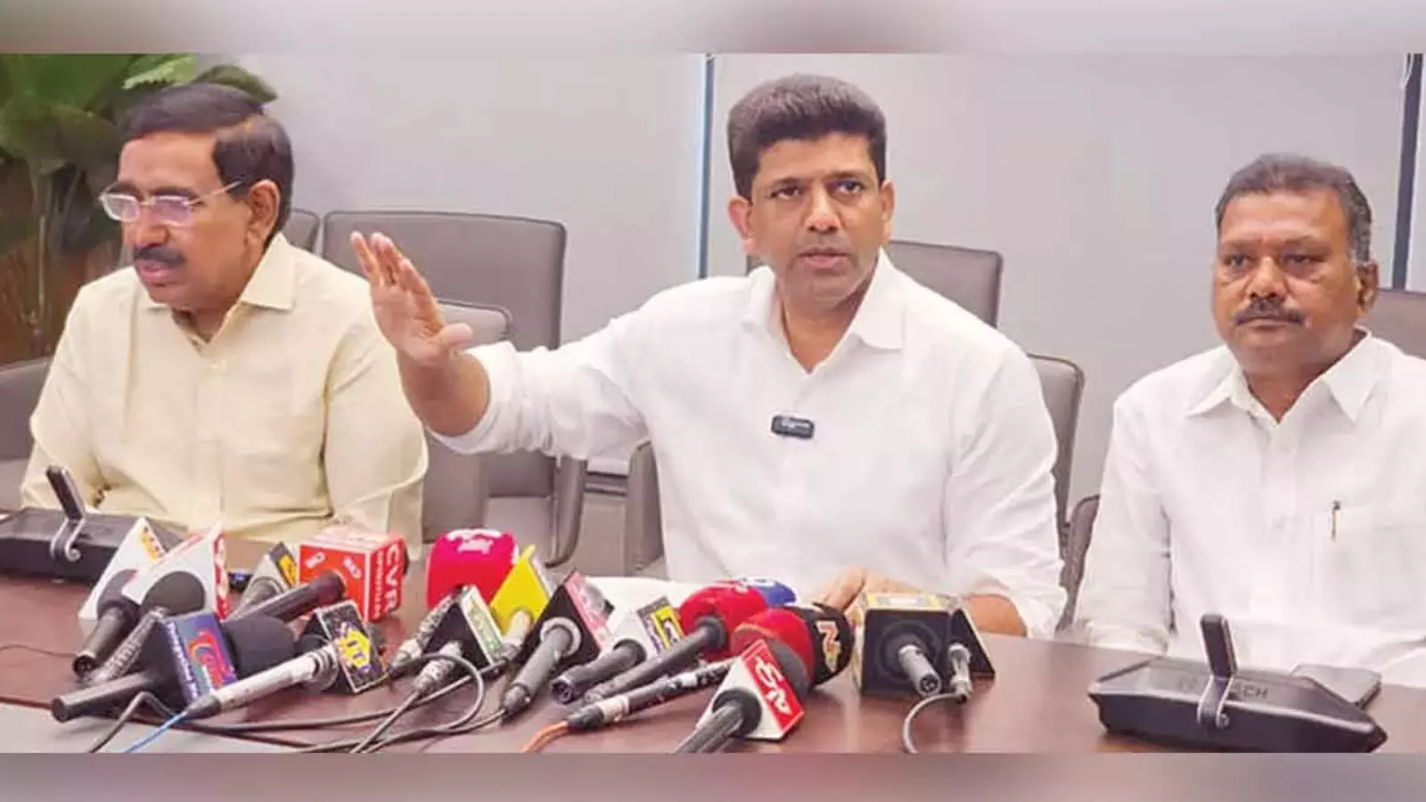 Amaravathi : కేంద్రమంత్రి పెమ్మసాని సమీక్ష Amaravathi : కేంద్రమంత్రి పెమ్మసాని సమీక్ష