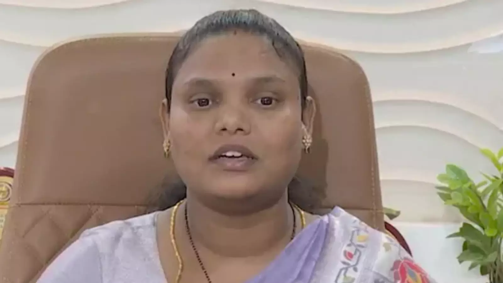 nellore mayor sravanthi has resigned nellore mayor sravanthi has resigned