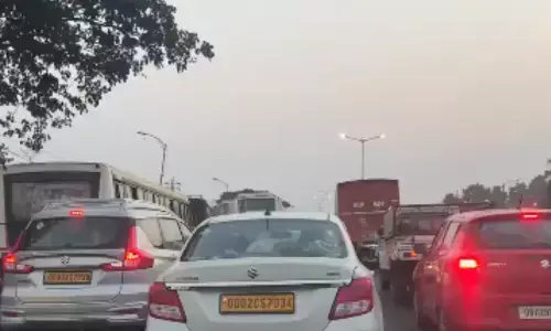 Buses on fire on Delhi-Agra Expressway in Mathura amid dense fog Buses on fire on Delhi-Agra Expressway in Mathura amid dense fog