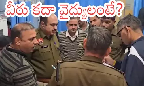 Doctors performing emergency roadside surgery in Kerala using mobile phone flashlights