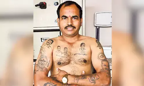 పచ్చబొట్టేయించుకుని అభిమానాన్ని చూపిస్తూ!!