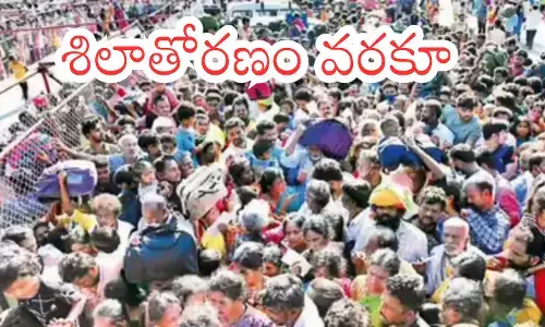 rush of devotees continues in tirumala with consecutive holidays