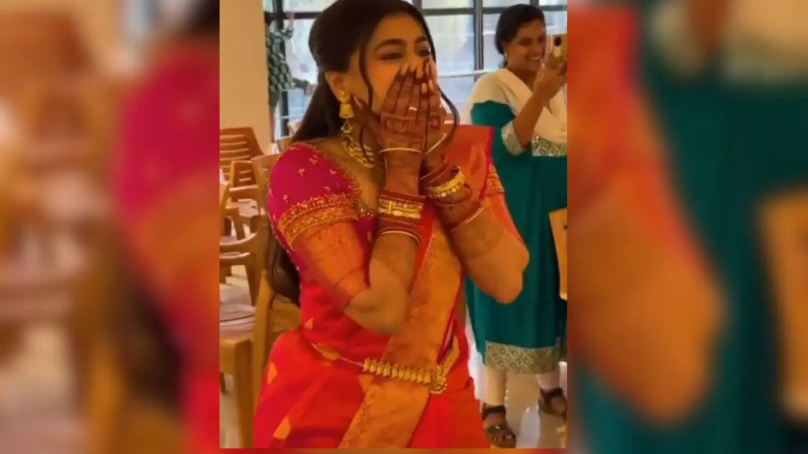 అభిమాని పెళ్లికి వెళ్లిన సూర్య అభిమాని పెళ్లికి వెళ్లిన సూర్య