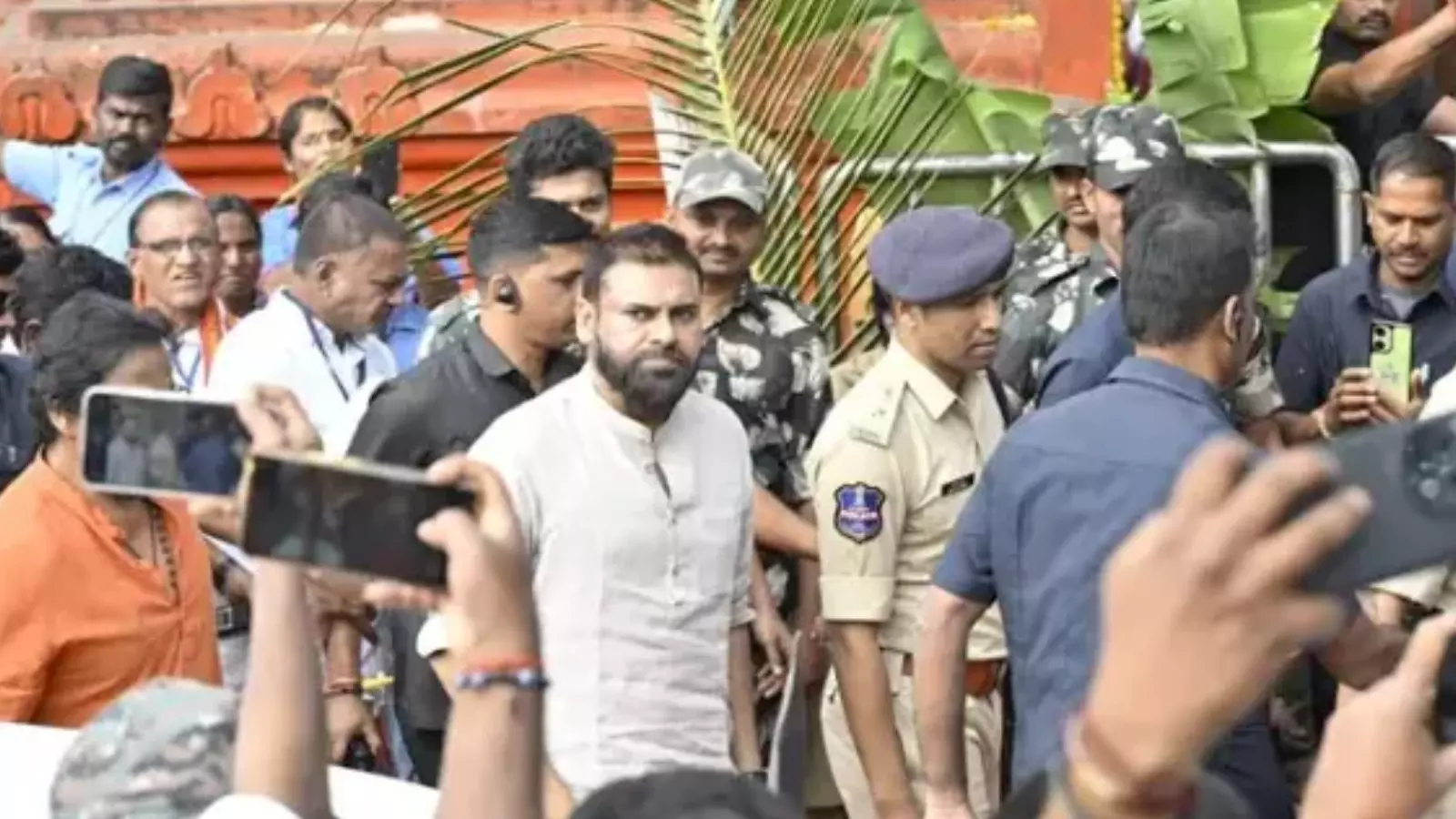 Pawan Kalyan : కొండగట్టుకు చేరుకున్న పవన్ కల్యాణ్ Pawan Kalyan : కొండగట్టుకు చేరుకున్న పవన్ కల్యాణ్