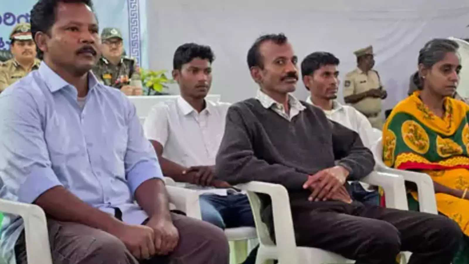 Telangana : పోలీసుల ఎదుట లొంగిపోయిన బర్సే సుక్కా Telangana : పోలీసుల ఎదుట లొంగిపోయిన బర్సే సుక్కా