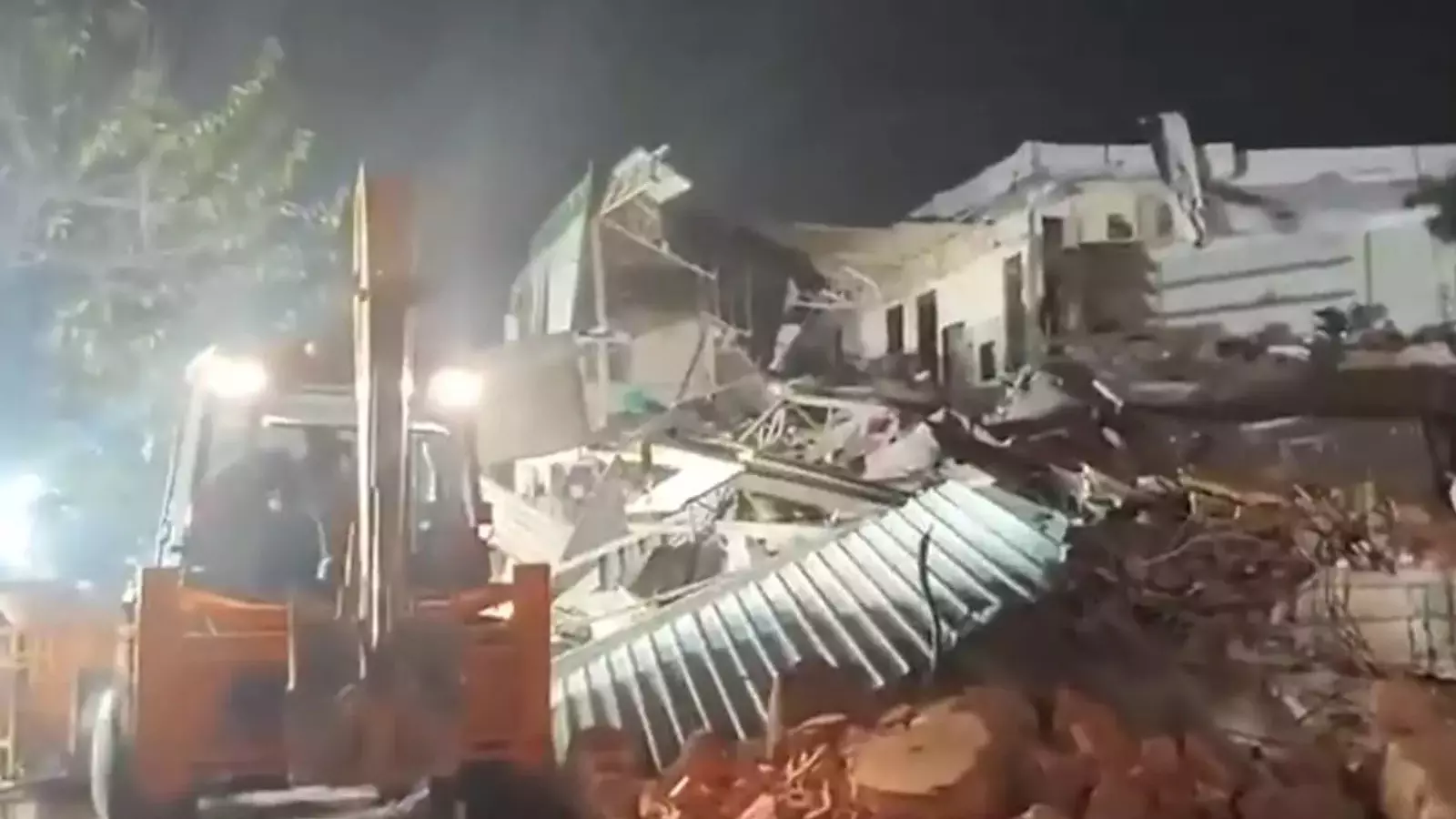 ఢిల్లీలో రాళ్ల దాడితో ఉద్రిక్తత ఢిల్లీలో రాళ్ల దాడితో ఉద్రిక్తత