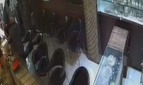 theft has come to light at a jewelry shop on visakhapatnam theft has come to light at a jewelry shop on visakhapatnam