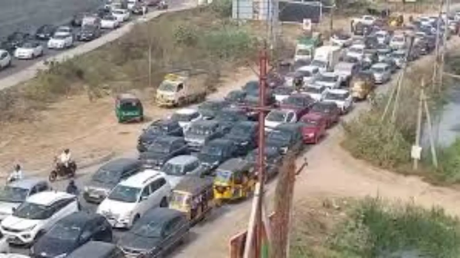 నందిగామ వై-జంక్షన్ వద్ద భారీగా ట్రాఫిక్ జామ్ నందిగామ వై-జంక్షన్ వద్ద భారీగా ట్రాఫిక్ జామ్