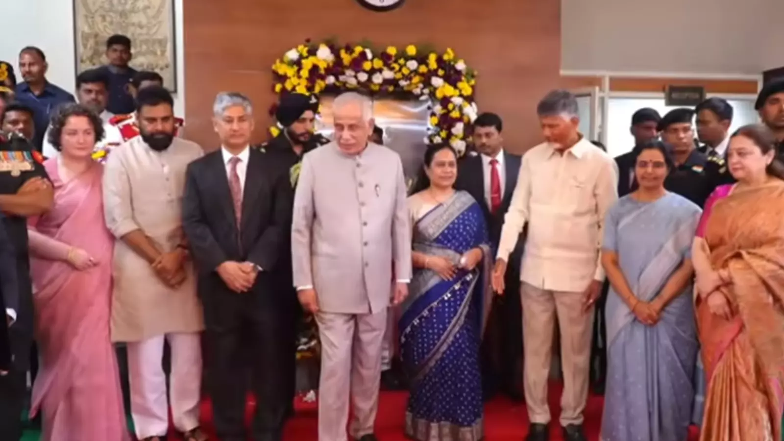 మంత్రి లోకేశ్ తో వైసీపీ నేత బొత్స భేటీ మంత్రి లోకేశ్ తో వైసీపీ నేత బొత్స భేటీ