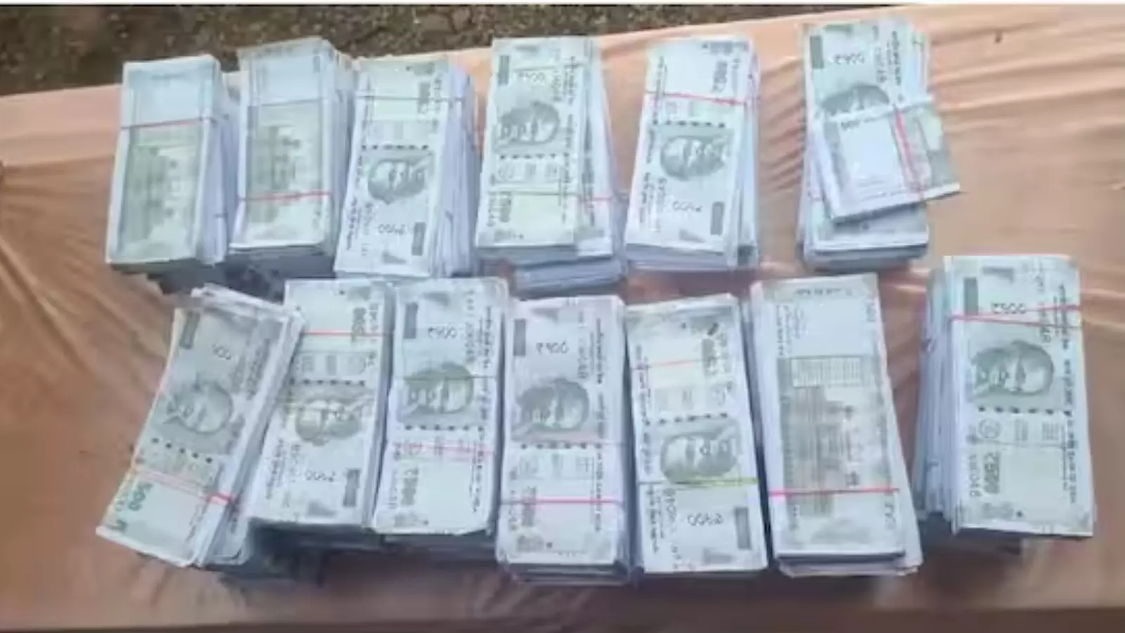 శ్రీశైలం టోల్ గేట్ వద్ద భారీగా నోట్ల కట్టలు