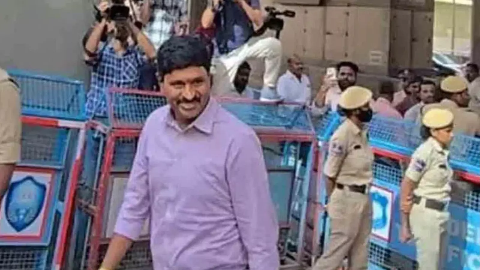 Telangana :  రెండు గంటలుగా కొనసాగుతున్న సంతోష్ రావు విచారణ