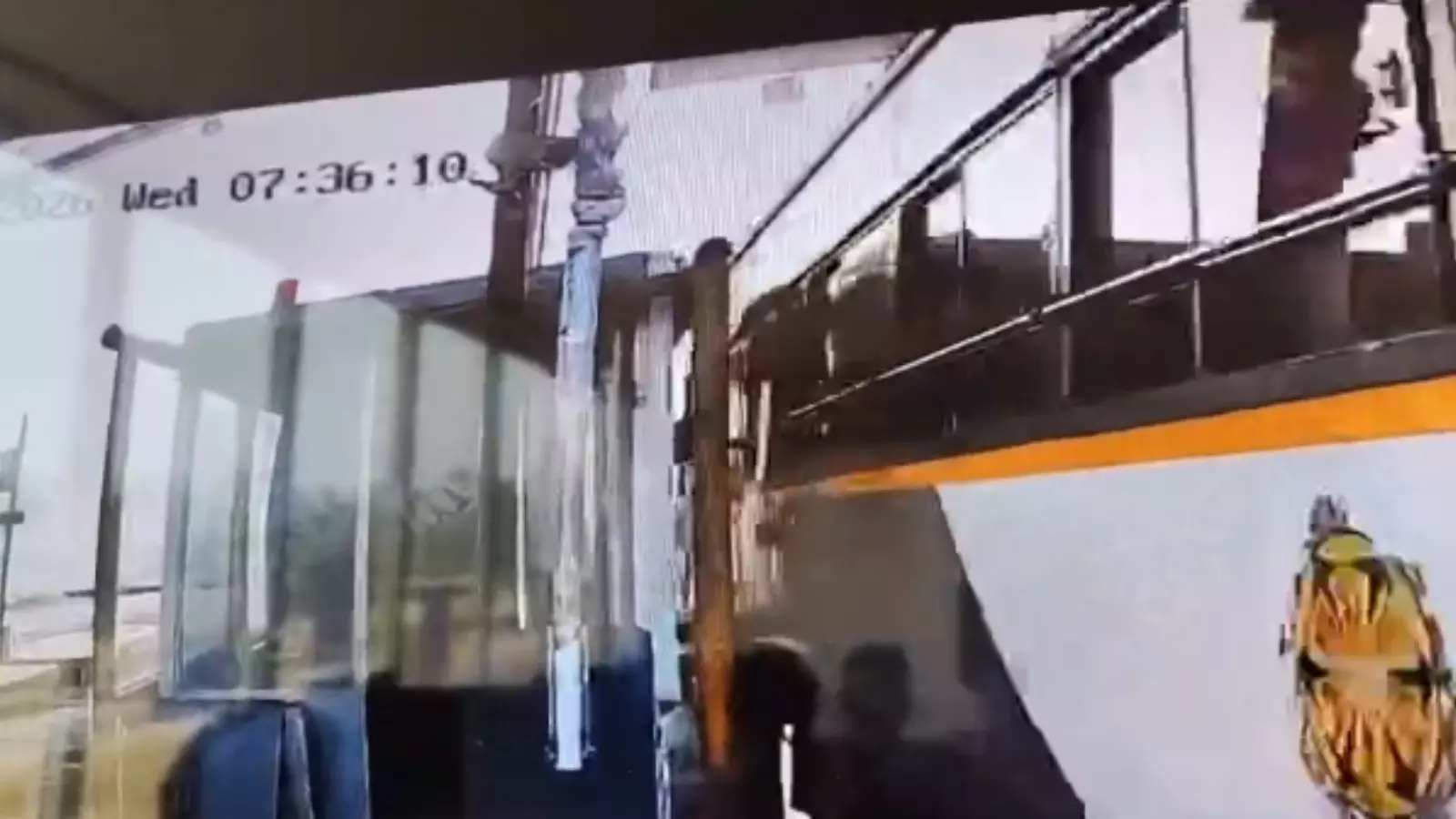 టోల్ గేట్ డివైడర్కు తల తగిలి కాలేజీ విద్యార్థి మృతి టోల్ గేట్ డివైడర్కు తల తగిలి కాలేజీ విద్యార్థి మృతి