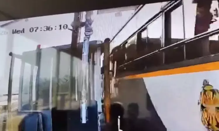 టోల్ గేట్ డివైడర్కు తల తగిలి కాలేజీ విద్యార్థి మృతి టోల్ గేట్ డివైడర్కు తల తగిలి కాలేజీ విద్యార్థి మృతి