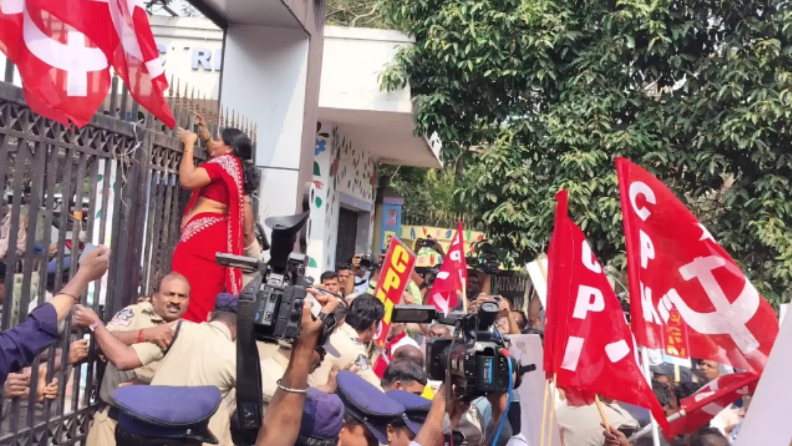 విశాఖ కౌన్సిల్ సమావేశంలో రగడ