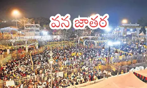 devotees flock to the largest tribal jathara medaram in telangana devotees flock to the largest tribal jathara medaram in telangana