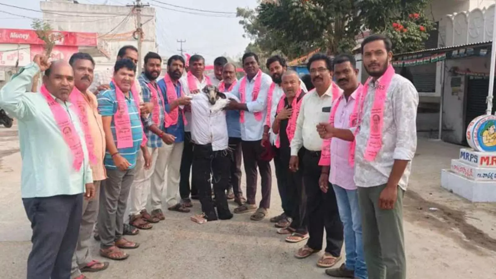 brs leaders are protesting across the state during the kcr SIT investigation