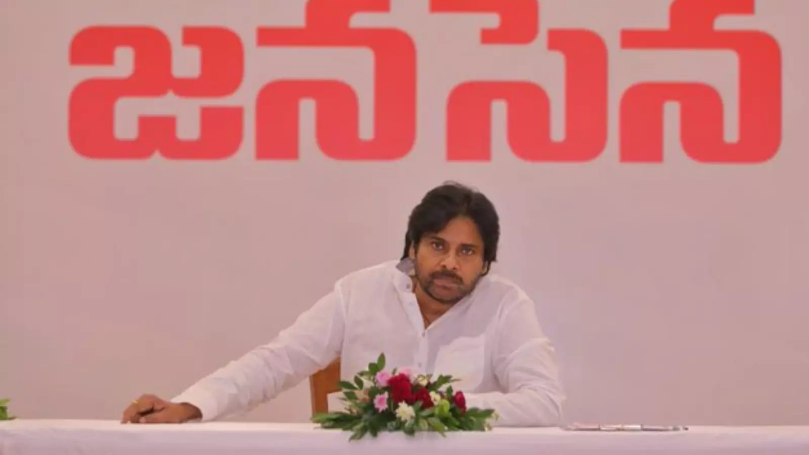 జనసేన సమావేశం నుంచి బయటకు వెళ్లిపోయిన పవన్ జనసేన సమావేశం నుంచి బయటకు వెళ్లిపోయిన పవన్